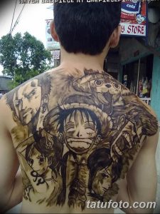 Фото масштабной татуировки на спине с изображением персонажей из аниме One Piece, выполненной в черно-серых тонах.