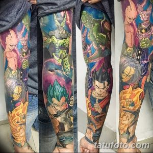 Фото масштабной татуировки на руке с изображением персонажей Dragon Ball Z в динамичной позе, выполненной в ярких и насыщенных цветах.