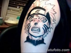 Фото тату на плече с изображением Наруто Узумаки из аниме Naruto. Рисунок татуировки выполнен в черно-белой гамме с использованием штриховки и теней.