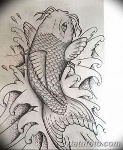 Черно-белый эскиз татуировки карпа кои, изображенного в динамичной позе среди волн, с детальной проработкой чешуи.