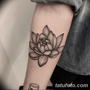 Фото тату лотоса в стиле blackwork на предплечье. Рисунок выполнен полностью в черном цвете, с использованием точечной техники.