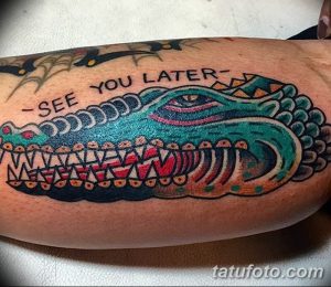 Фото олдскульной татуировки аллигатора с надписью "See You Later", выполненной на руке. Рисунок выполнен в ярких цветах с четкими контурами.