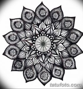 Фото тату мандалы в стиле blackwork. Детализированный рисунок с множеством геометрических фигур и узоров. Идеально для больших участков кожи.