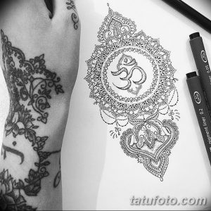 Фото тату мандалы на теле. Детализированный рисунок в стиле blackwork с изображением символа Ом в центре. Идеально для больших участков кожи.