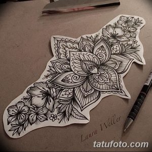 Эскиз татуировки с пышными цветами, мандалой и растительными элементами, выполненный в черно-белом стиле, идеально подходящий для женского тела.