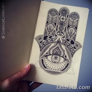 Черно-белый эскиз татуировки с изображением Хамсы, защитного амулета в форме руки, украшенного сложными узорами и глазом в центре.