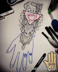 Эскиз татуировки с изображением красной розы, заключенной в геометрический треугольник, выполненный в технике дотворк.