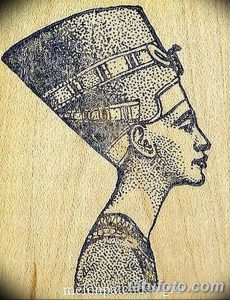 Черно-белый рисунок татуировки Нефертити, выполненный в технике pointillism (пуантилизм) с использованием множества точек. Изысканный и минималистичный дизайн.