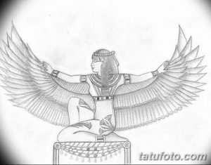 Черно-белый эскиз татуировки с изображением древнеегипетской богини с распростертыми крыльями, сидящей на троне. Детализированный рисунок с узорами и орнаментами.