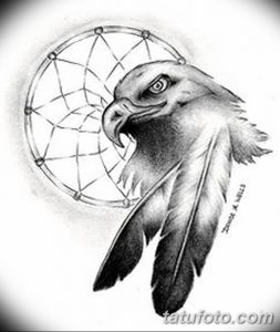 Черно-белая татуировка головы орла на фоне ловца снов. Детализированное изображение перьев, глаз и плетения ловца снов, создающее мистический образ.