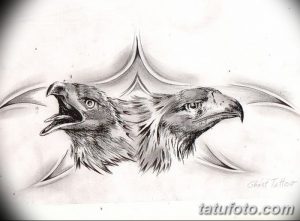 Черно-белый эскиз татуировки с изображением двух орлиных голов, смотрящих в разные стороны, на фоне стилизованных крыльев.