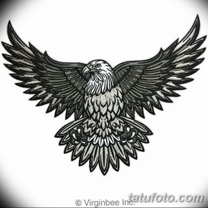 Чёрно-белое фото тату с изображением орла с расправленными крыльями, выполненного в реалистичном стиле. Детализированный рисунок с акцентом на оперение.