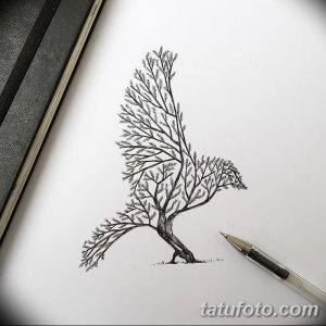 Черно-белый эскиз татуировки, изображающий птицу, силуэт которой образован ветвями дерева. Изящный рисунок для любителей природы и минимализма.