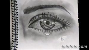 Черно-белый эскиз тату с изображением глаза, из которого текут слезы. Детализированный рисунок, подходящий для татуировки на предплечье или лопатку.