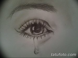 Черно-белый эскиз тату с изображением глаза, из которого текут слезы. Детализированный рисунок, подходящий для татуировки на предплечье или лопатку.