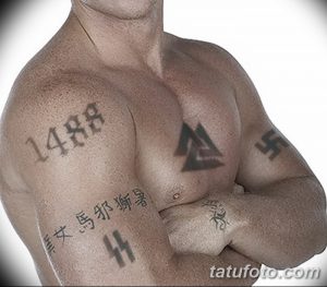 Фото сложной татуировки на груди и плече с изображением цифры 88, рун, иероглифов и других символов, выполненной черными чернилами.