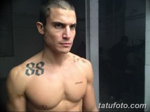Фото татуировки на груди с изображением цифры 88, выполненной черными чернилами. Рядом с цифрами видны небольшие звезды.