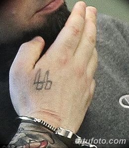 Фото татуировки на ладони с изображением цифры 88, выполненной черными чернилами. Простой и минималистичный дизайн.
