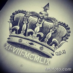 Черно-белый эскиз татуировки с изображением короны и римскими цифрами, выполненный в графическом стиле.