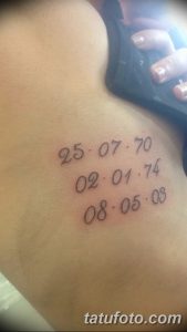 Фото тату с тремя датами '25.07.70', '02.01.74' и '08.05.03', выполненными на боку. Простой и лаконичный дизайн.