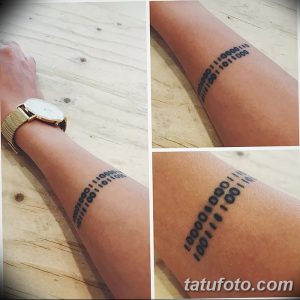 Фото тату с изображением бинарного кода, обвивающего предплечье. Стильная и оригинальная татуировка для любителей технологий.