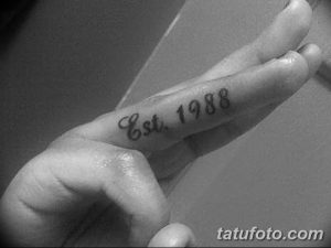 Фото тату с надписью 'Est. 1988', выполненной на пальце. Простая и лаконичная татуировка.