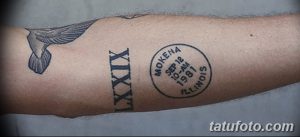 Фото тату на предплечье, включающее изображение крыла, римские цифры 'XIX' и 'XXIV', а также стилизованную печать с датой и названием города.
