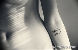 Фото тату с двумя датами '91.06.26' и '89.12.27', выполненными на предплечье. Простой и лаконичный дизайн.