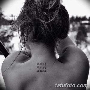 Фото тату: три даты '08.09.92', '11.01.95', '08.08.99' на спине. Черно-белый рисунок татуировки, выполненный простым шрифтом.