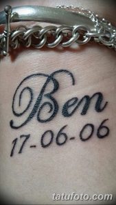 Фото тату: имя 'Ben' и дата '17-06-06' на коже. Черно-белый рисунок татуировки, выполненный каллиграфическим шрифтом.