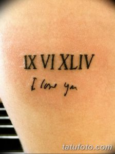 Фото тату: римские цифры IX VI XLIV и надпись 'I love you' на руке. Черно-белый рисунок татуировки, выполненный каллиграфическим шрифтом.