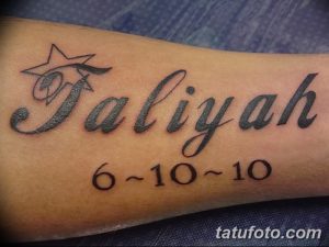 Фото тату на предплечье с именем 'Faliyah' и датой '6-10-10'. Черно-белый рисунок татуировки, выполненный аккуратным шрифтом и украшенный звездой.