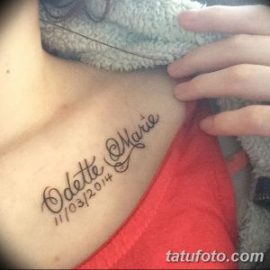 Фото тату на ключице с написанным именем 'Odette Marie' и датой '11/03/2014'. Черно-белый рисунок татуировки, выполненный каллиграфическим шрифтом.