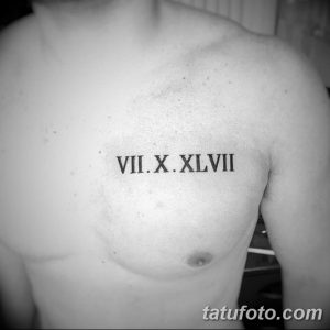 Фото тату: черные римские цифры 'VII.X.XLVII' на груди мужчины. Простой и лаконичный рисунок татуировки.