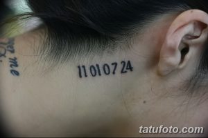 Фото тату: дата '11.01.07.24' нанесена цифрами на затылке. Минималистичная татуировка, выполненная черными чернилами.