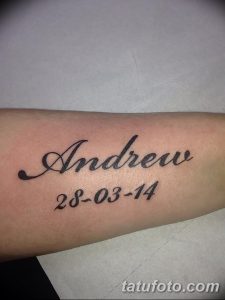 Фото тату: надпись 'Andrew 28-03-14' на предплечье. Классический шрифт и аккуратное исполнение рисунка татуировки.
