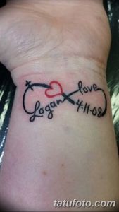 Фото тату: На запястье изображено имя "Logan", сердце и слово "love", объединенные в бесконечность, с датой 4.11.08.