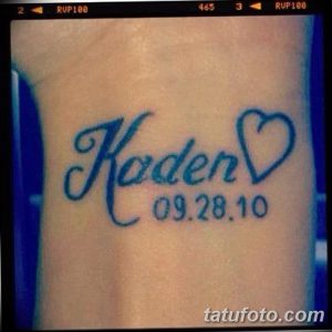 Фото тату с именем Kaden и датой рождения 09.28.10, выполненное на коже в голубых тонах с изображением сердца.