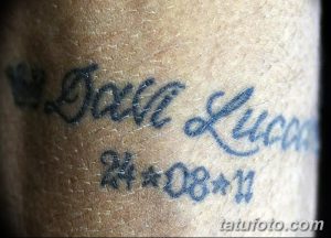Фото тату с именем 'Jaili Lucas' и датой на руке. Черно-серая татуировка, выполненная в каллиграфическом стиле.