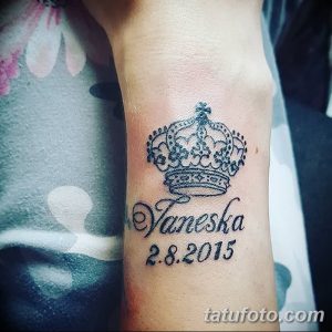 Фото тату с изображением короны и именем 'Vaneska' на руке. Черно-серая татуировка, выполненная в детализированном стиле.