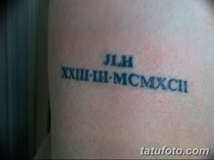 Фото тату с инициалами 'JLH' и римскими цифрами на руке. Черно-серая татуировка, выполненная в классическом стиле.