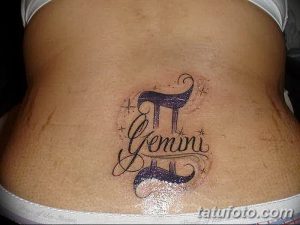Фото тату: символ зодиака Близнецы с надписью "Gemini" на пояснице. Оригинальный рисунок татуировки, сочетающий астрологию и персонализацию.