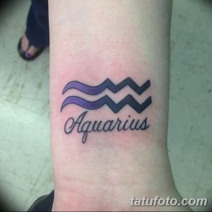 Фото тату Водолея: волнистые линии и надпись 'Aquarius' на запястье. Минималистичный и элегантный рисунок татуировки.