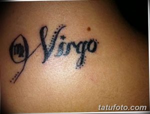 Фото тату: знак зодиака Дева и надпись 'Virgo' выполнены тонкими черными линиями на коже.