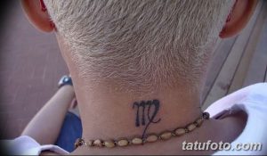 Фото татуировки на задней части шеи с изображением символа Девы. Простой и лаконичный рисунок татуировки, выполненный черным цветом.