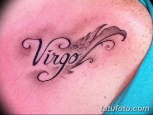 Фото татуировки на плече с надписью "Virgo", выполненной в красивом каллиграфическом стиле. Изящный и женственный рисунок татуировки.
