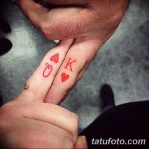 Фото парных тату на пальцах: красные татуировки 'Король' и 'Королева' с сердечками, выполненные в минималистичном стиле. Идеальный выбор для любящих пар.