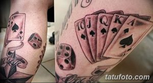 Фото тату: карты (10, J, Q, K, A пик) и игральные кости на руке, черно-белая графика, реалистичный стиль.