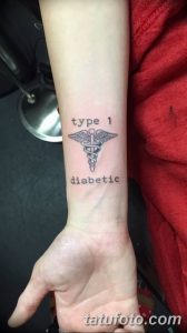 Фото татуировки Кадуцей с надписью "type 1 diabetic" на запястье. Минималистичный рисунок для людей с диабетом.