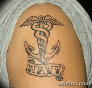 Фото тату Кадуцея, якоря и надписи 'NAVY' на плече. Черно-белый рисунок татуировки, выполненный в реалистичном стиле.